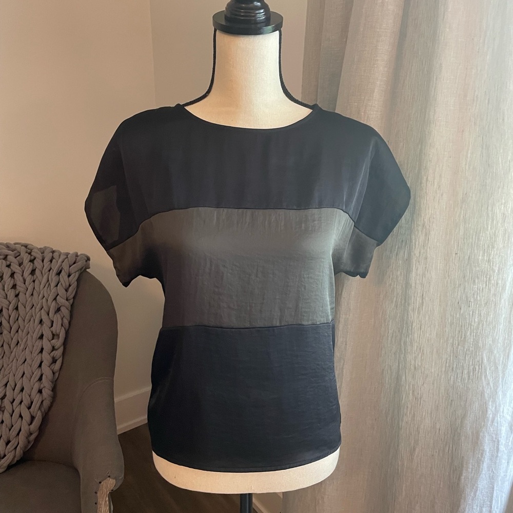 Vince Camuto Black and olive color block short sleeve blouse - Size XS